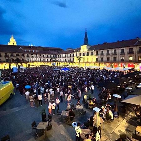 Arquitecto De La Vida- Plaza Mayor Leon Exterior photo