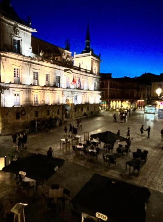 Arquitecto De La Vida- Plaza Mayor Leon Exterior photo