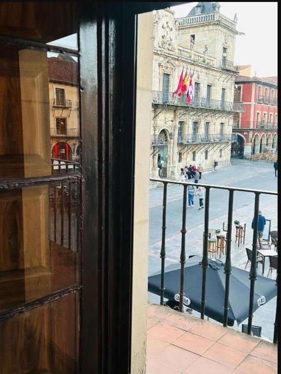 Arquitecto De La Vida- Plaza Mayor Leon Exterior photo