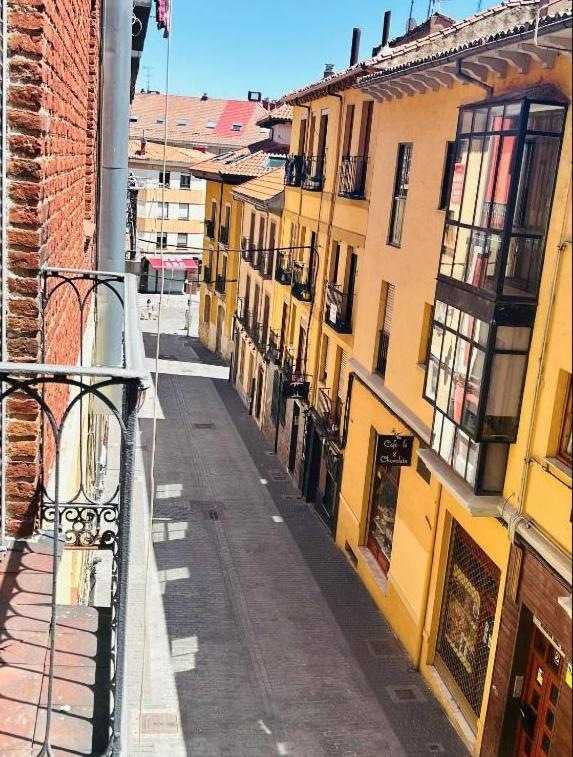 Arquitecto De La Vida- Plaza Mayor Leon Exterior photo