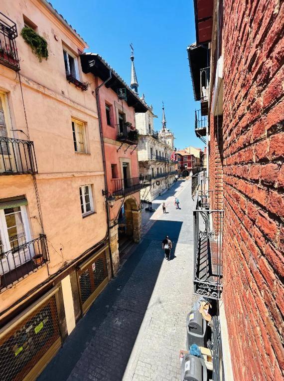 Arquitecto De La Vida- Plaza Mayor Leon Exterior photo
