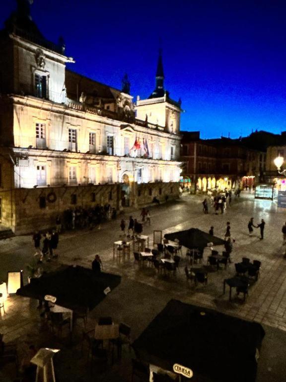 Arquitecto De La Vida- Plaza Mayor Leon Exterior photo