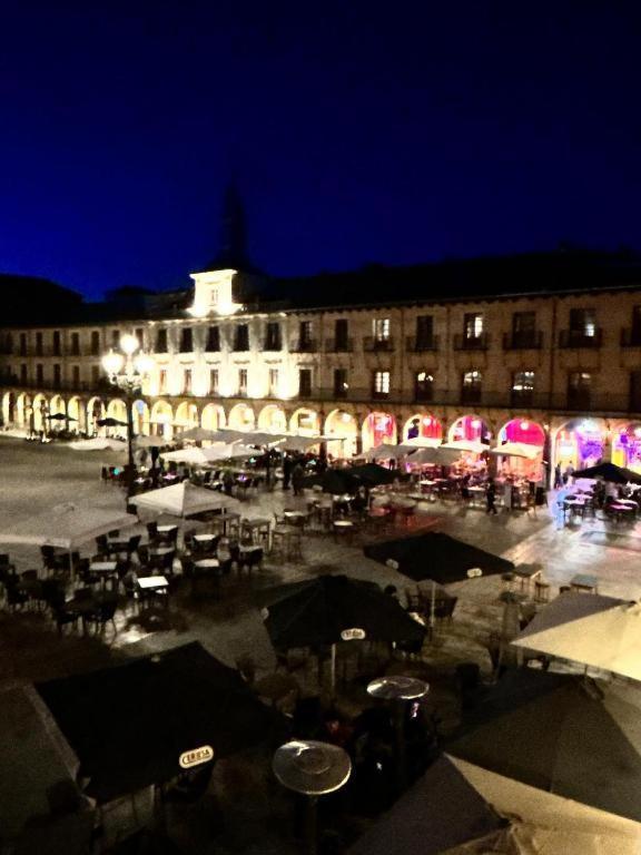 Arquitecto De La Vida- Plaza Mayor Leon Exterior photo