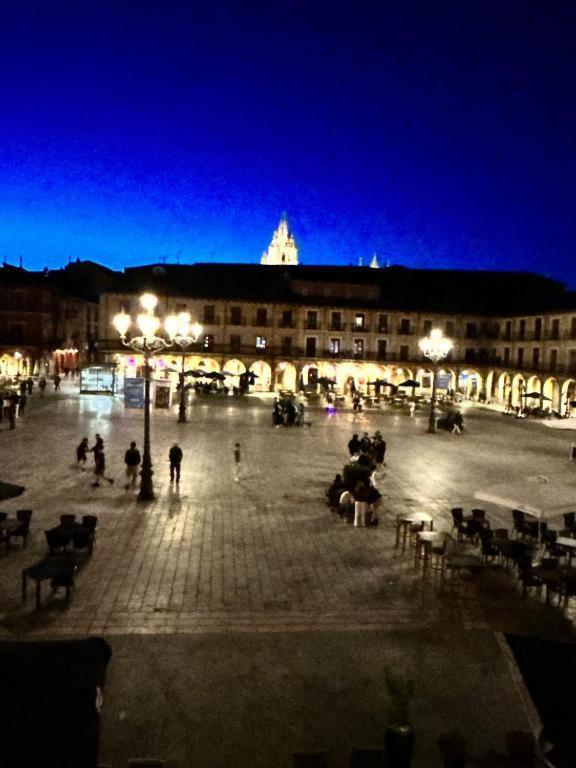 Arquitecto De La Vida- Plaza Mayor Leon Exterior photo