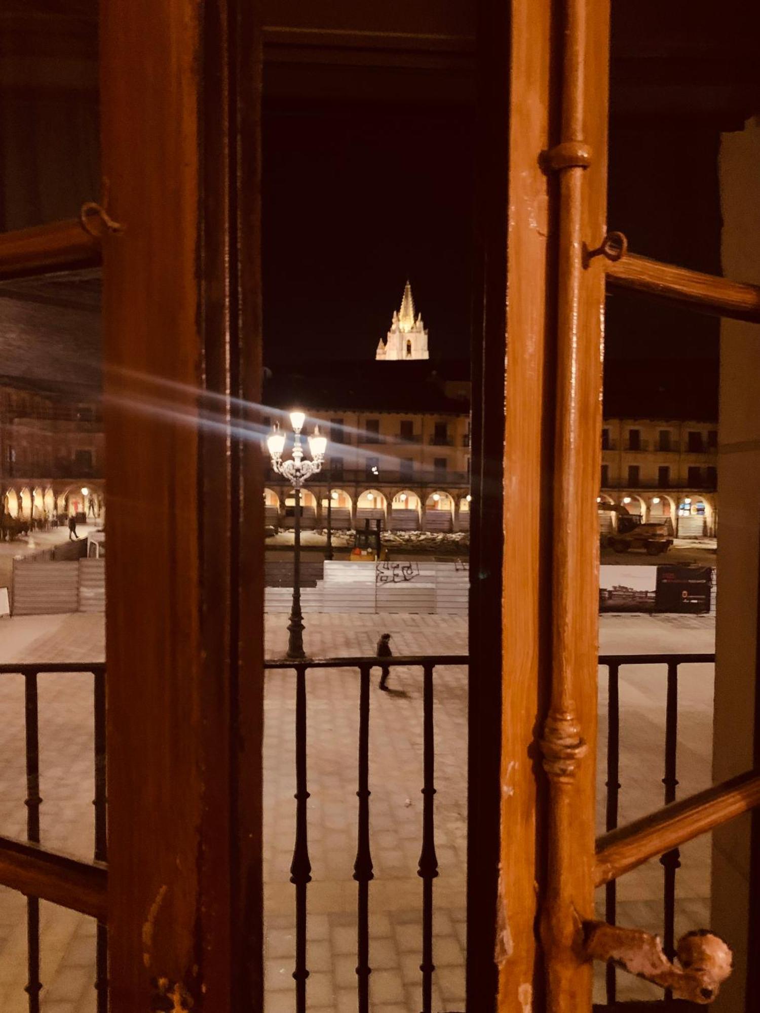 Arquitecto De La Vida- Plaza Mayor Leon Exterior photo